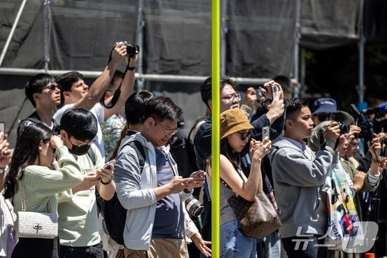 후지카와구치코 편의점에 인증샷을 찍기 위해 몰려던 사람들의 모© AFP=뉴스1