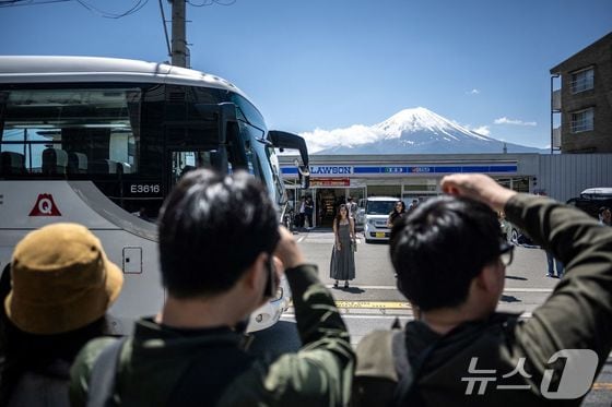 '후지산 사진 명소'로 알려지면서 비매너 관광객들로 몸살을 앓으면서 거대한 거림막을 설치할 예정인 일본 야마나시현 후지카와구치코 마을에 있는 한 편의점 © AFP=뉴스1